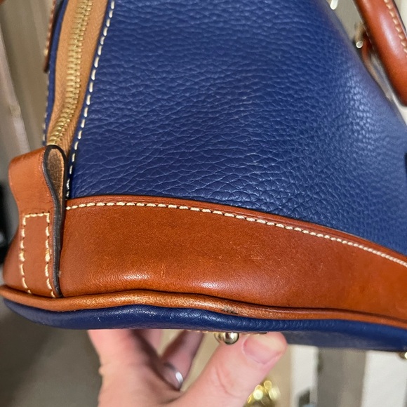 Vintage Dooney and Bourke Navy Zip Zip Crossbody - Picture 4 of 9